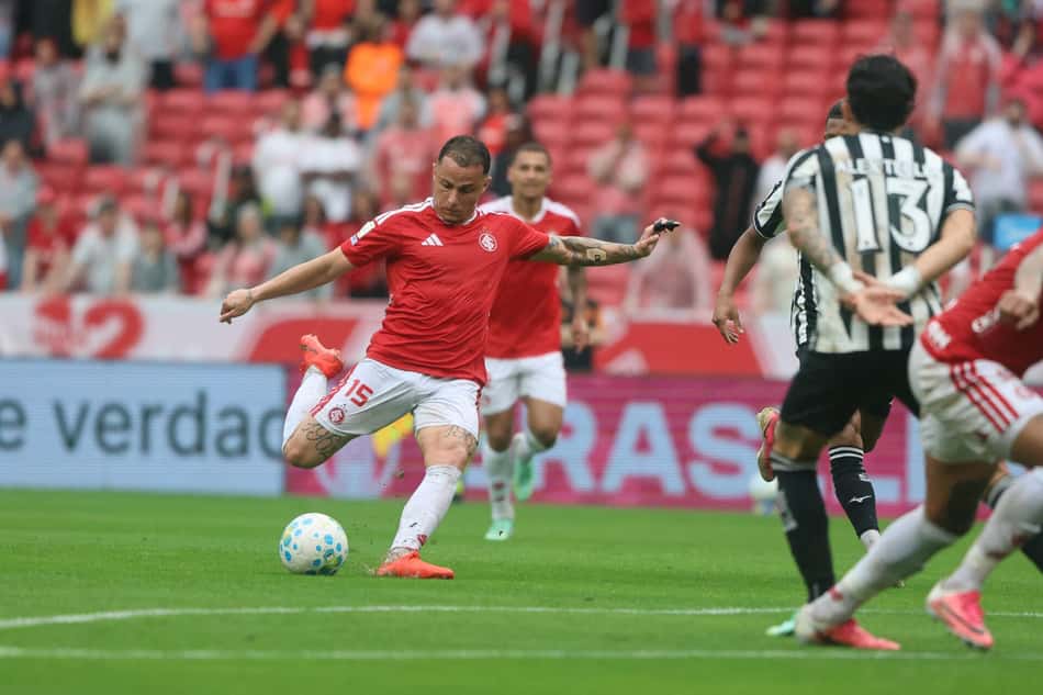 Bruno Gomes, do Internacional, finaliza chute em duelo com o Botafogo.Bruno Gomes finaliza no duelo entre Internacional e Botafogo