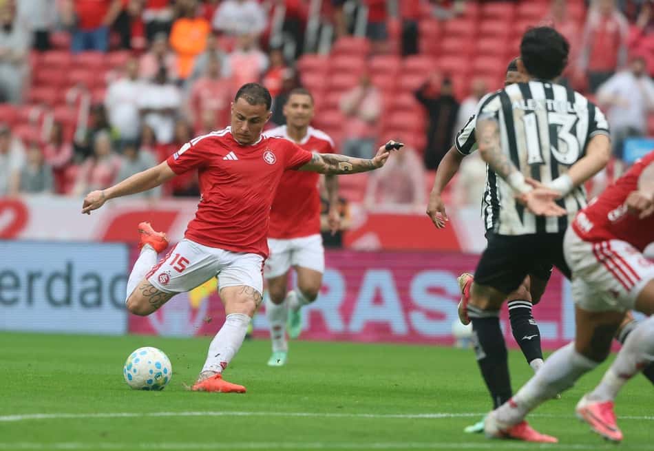 Bruno Gomes, do Internacional, finaliza chute em duelo com o Botafogo.Bruno Gomes finaliza no duelo entre Internacional e Botafogo