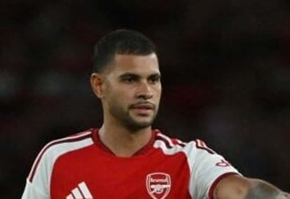 Bruno Guimarães em ação durante primeiro amistoso de pré-temporada com o Arsenal