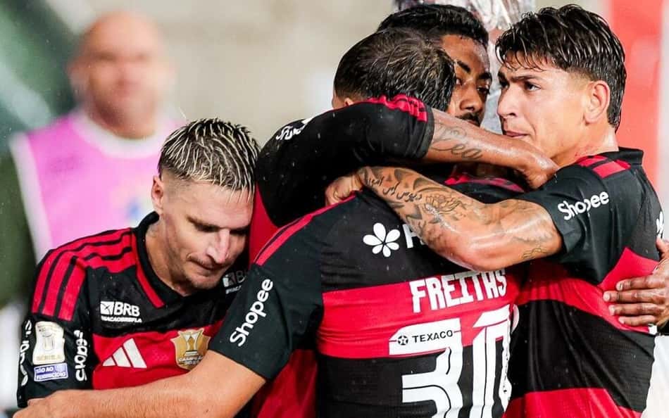 Bruno Heniruqe é abraçado ao marcar o gol da vitória do Flamengo sobre o Corinthians