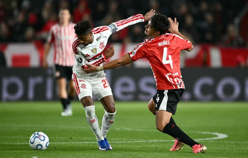Bruno Henrique (Flamengo) disputa bola com Santiago Nunez (Estudiantes) na semifinal da Libertadores, 1ª perna, La Plata.