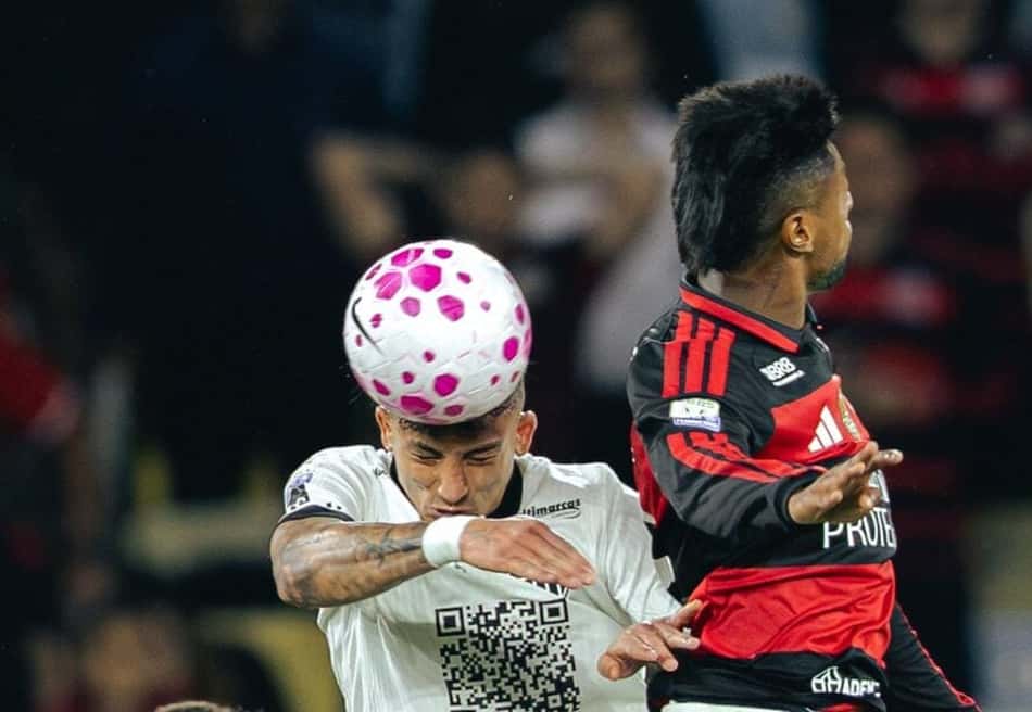 Bruno Henrique disputa a bola no alto com jogador do Atlético