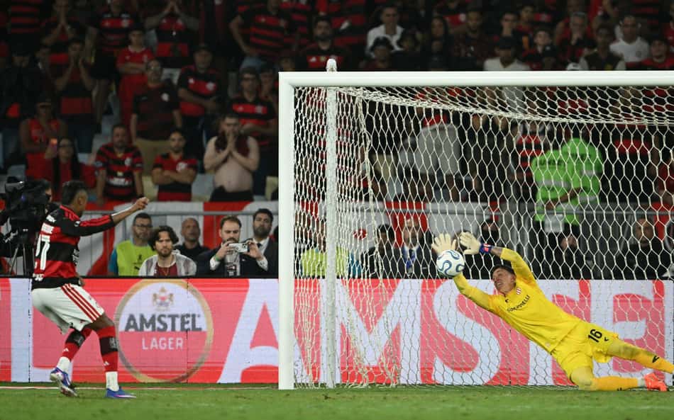 Bruno Henrique perde pênalti na semifinal da Libertadores (Flamengo x Estudiantes)