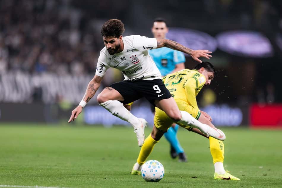 Corinthians x Mira: jogador do Corinthians (nº9) disputa a bola com atacante do time amarelo.