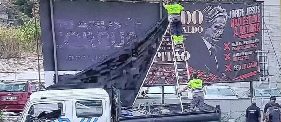Removido o cartaz contra Jorge Jesus e de apoio a Cristiano Ronaldo, na sede da Federação Portuguesa de Futebol.
