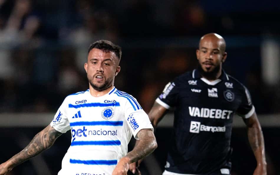 Matheus Henrique, do Cruzeiro com Patrick do Remo atrás