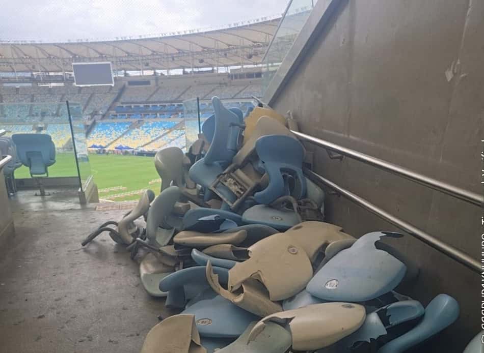 Cadeiras quebradas após Vasco x Boca no Maracanã