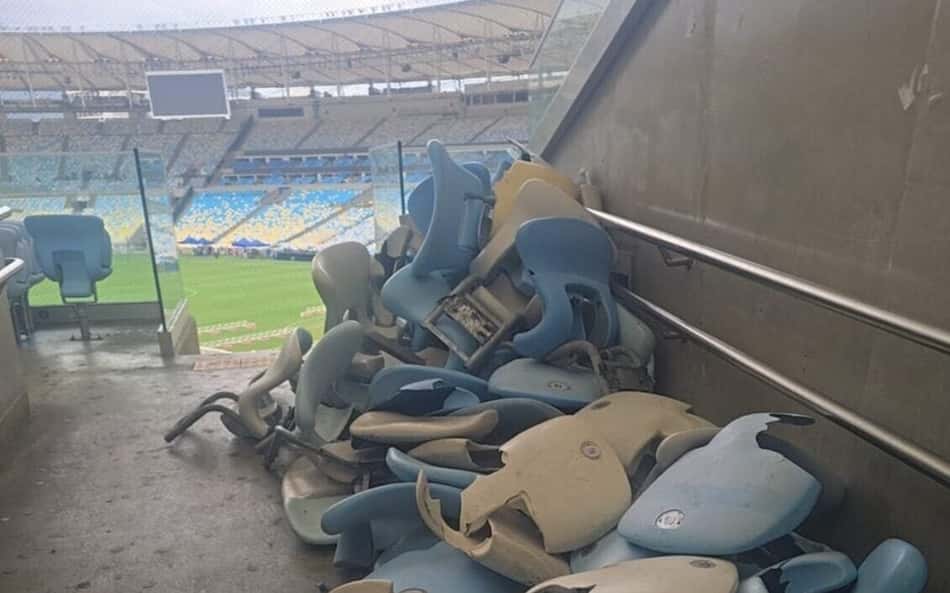 Cadeiras quebradas após Vasco x Boca no Maracanã