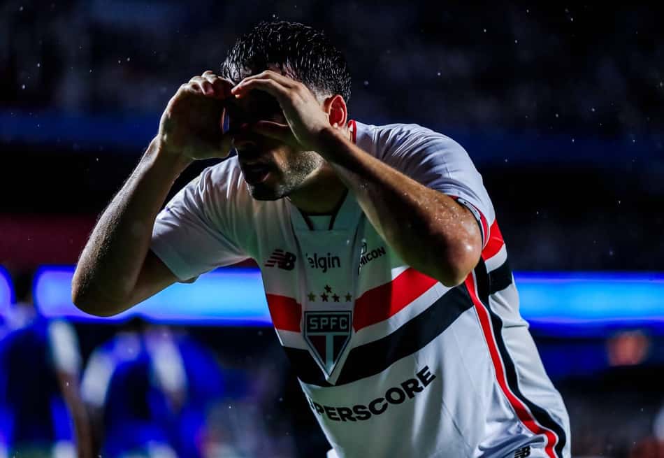 Calleri celebra o gol marcado pelo São Paulo sobre o Vitória pelo Brasileirão