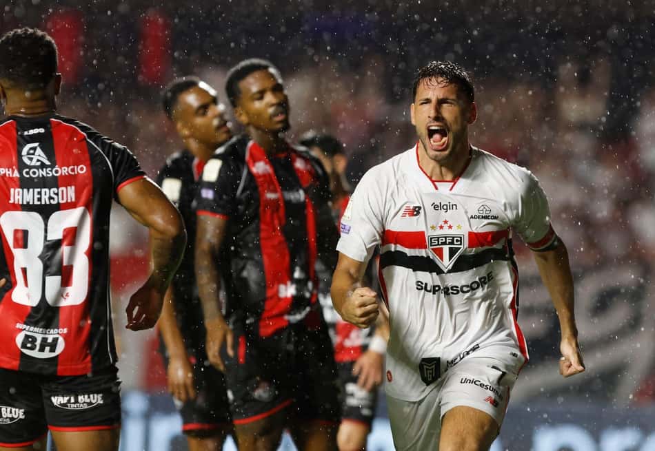 Calleri foi o destaque do São Paulo no duelo contra o Vitória