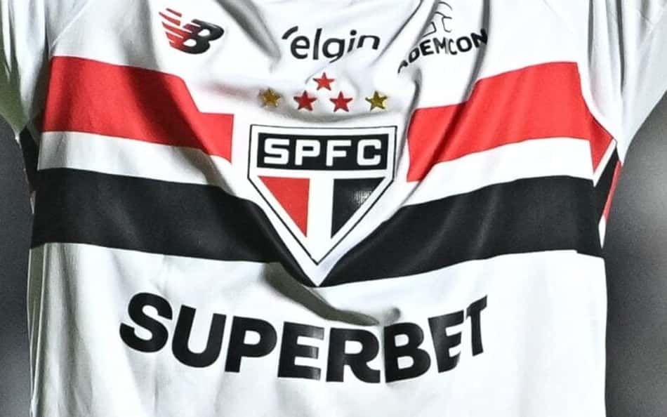Camisa do São Paulo com a patrocinadora master SuperBet - (Foto: Roberto Casimiro /Fotoarena/Folhapress)