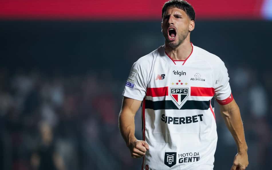 Calleri, comemorando gol em São Paulo e Vitória, pelo Campeonato Brasileiro