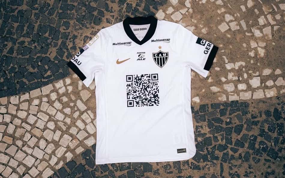 Camisa do Atlético Mineiro branca com QR code central e logos de patrocinadores.