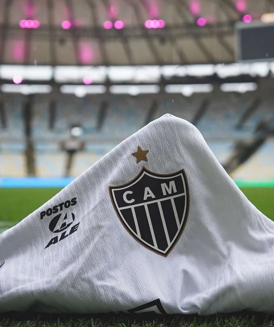 Camiseta branca do Atlético Mineiro (CAM) com estrela, no Maracanã.