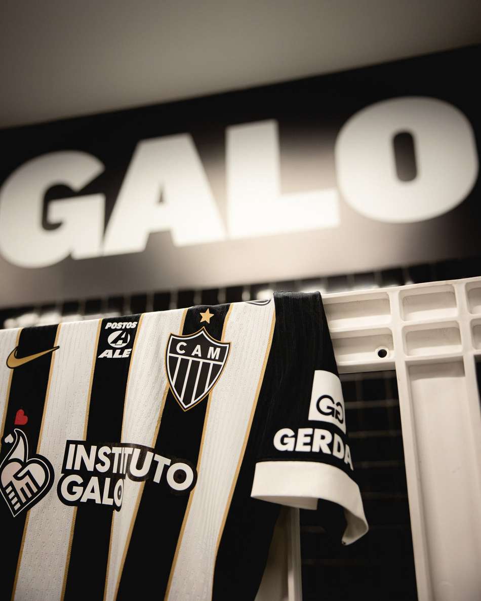 Camisa do Atlético Mineiro, preta e branca, com emblema CAM e logos de patrocinadores.