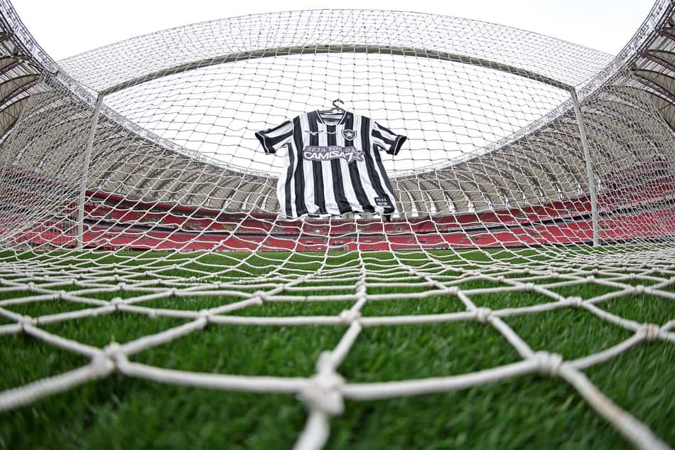 Camisa do Botafogo pendurada na rede do gol no Beira-Rio
