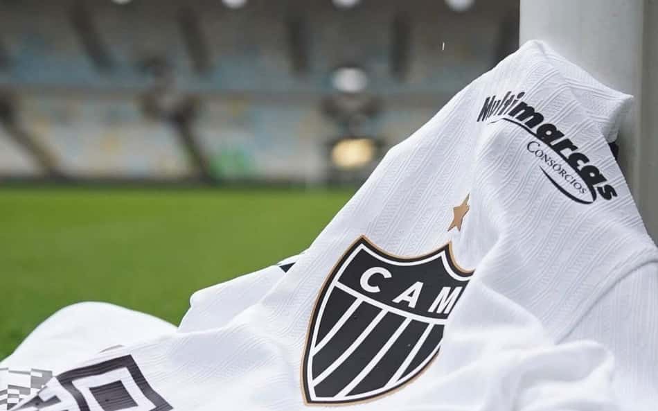 Camisa do Atlético Mineiro (Galo) no Maracanã, pendurada em uma grade próxima ao campo.