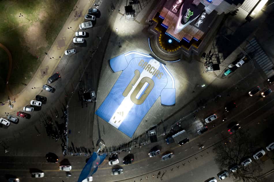 Camisa gigante de Messi é exibida no Parque Nacional da Bandeira, em Buenos Aires