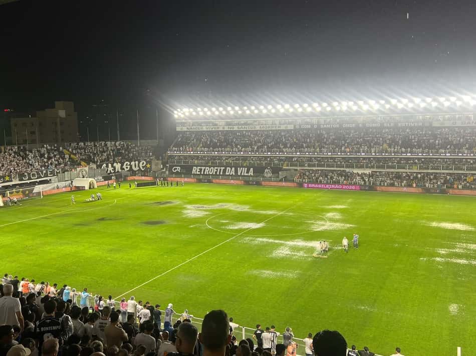 uncionários do Santos foram a campo com rodos para tentar escoar o excesso de água da superfície