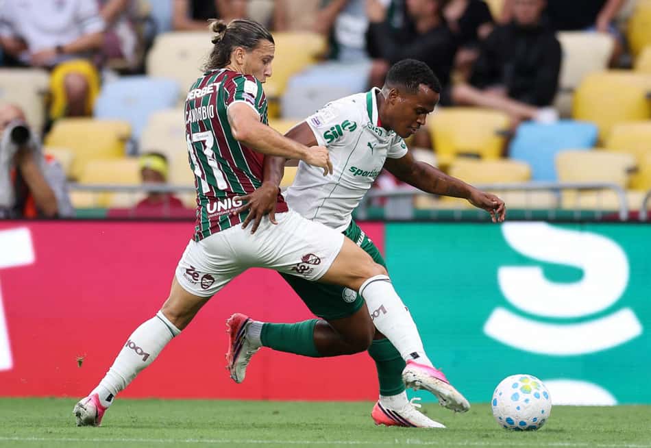 Canobbio e Arias disputam a bola em partida entre Fluminense e Palmeiras