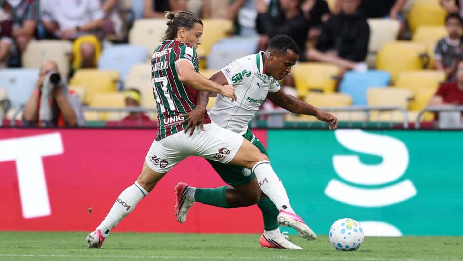 Canobbio e Arias disputam a bola em partida entre Fluminense e Palmeiras