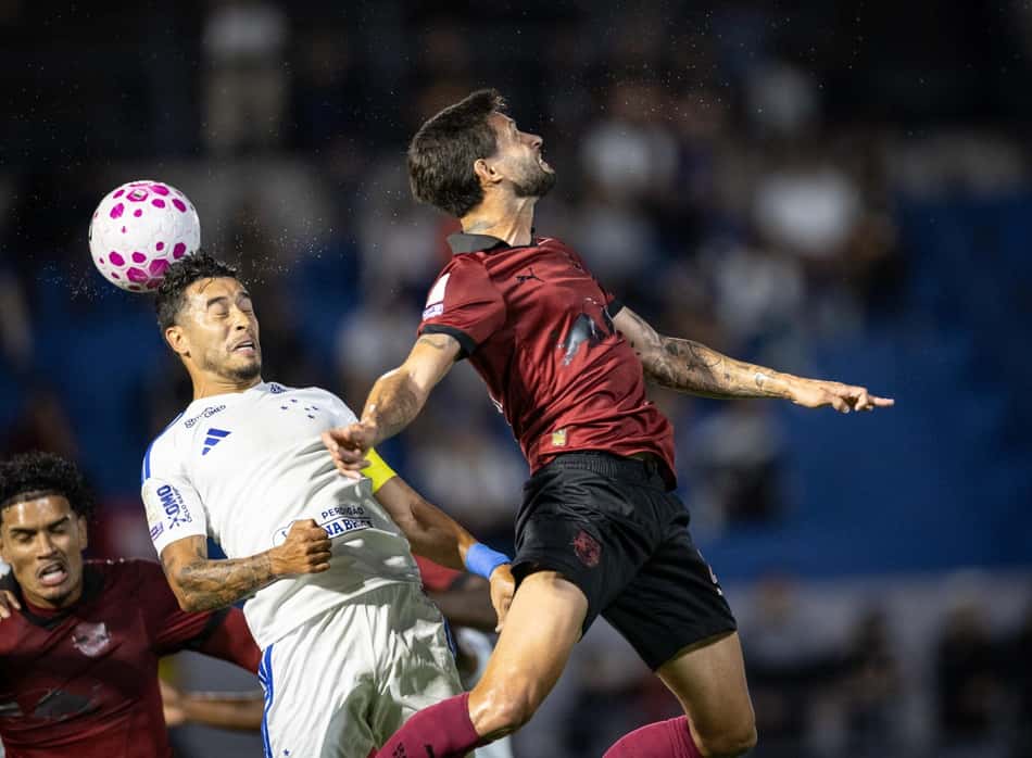 Capixaba e William disputam bola em Bragantino x Cruzeiro (Foto: Ari Ferreira/Red Bull Bragantino)