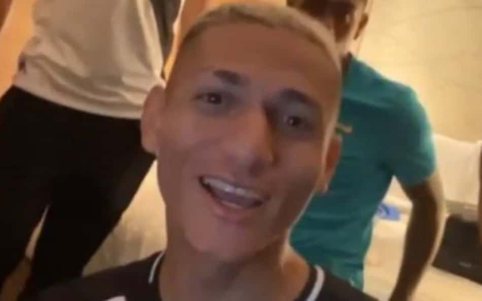Richarlison com camisa do Vasco na concentração da Seleção Olímpica do Brasil