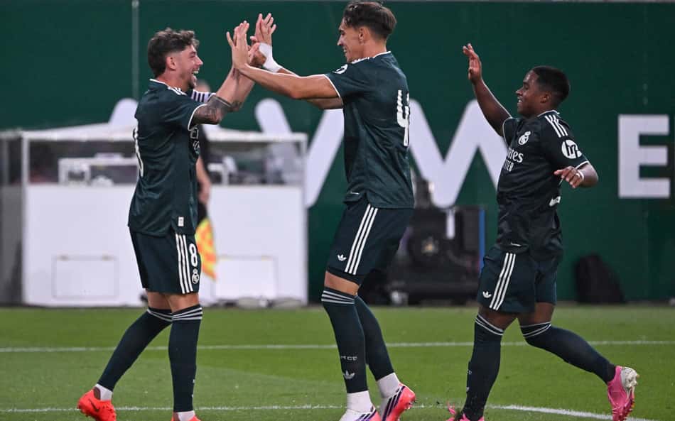 O atacante espanhol do Real Madrid, camisa 40, Carlos Espi (C), comemora o segundo gol da equipe com seus companheiros de time, o meio-campista uruguaio do Real Madrid, camisa 08, Federico Valverde (E), e o atacante brasileiro do Real Madrid, camisa 29, Endrick, durante o amistoso de pré-temporada entre Ferencváros e Real Madrid em Budapeste, Hungria, em 8 de agosto de 2026