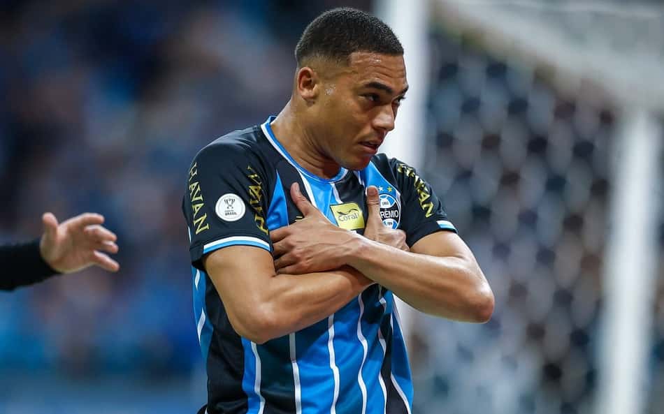 Comemoração de Carlos Vinícius em Grêmio e Internacional, pela Copa do Brasil
