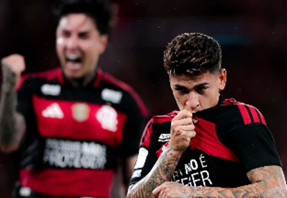 Carrascal, jogador do Flamengo, celebra a partida, com outro rubro-negro ao fundo
