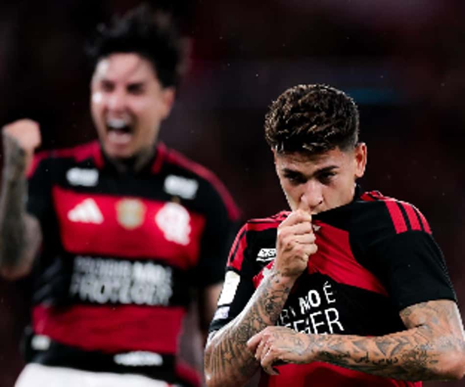 Carrascal, jogador do Flamengo, celebra a partida, com outro rubro-negro ao fundo