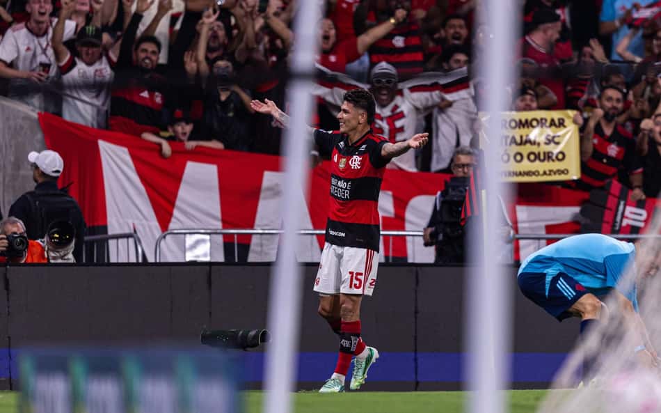 Carrascal comemorando gol em Flamengo e Fluminense, pelo Campeonato Brasileiro