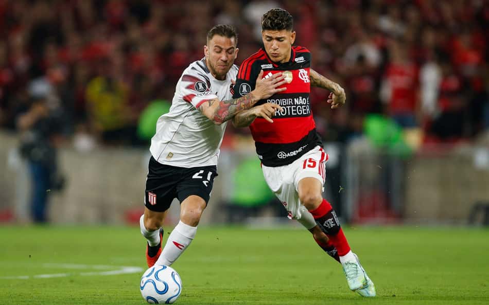 Carrascal, do Flamengo, disputa a bola com jogador do Estudiantes em Flamengo x EstudianteFlamengo x Estudiantess.