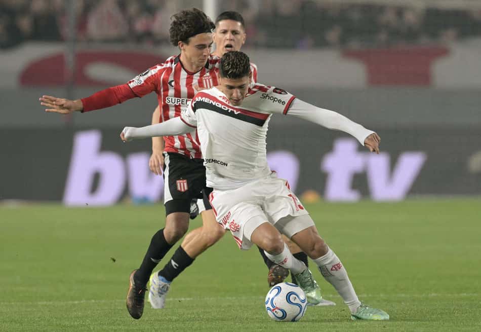 Carrascal tenta superar a marcação de Benedetti no duelo entre Flamengo e Estudiantes pela Libertadores