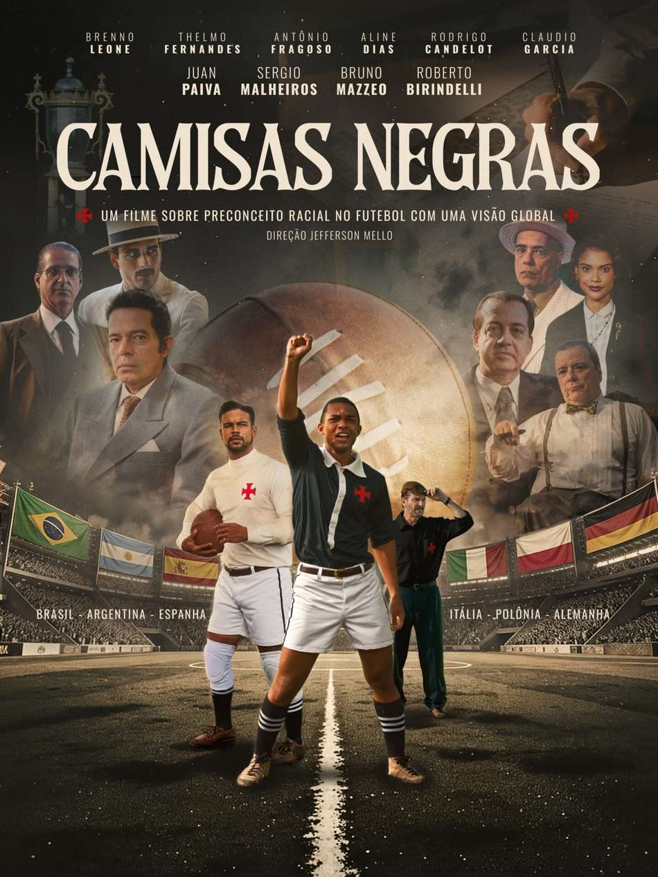 Poster do filme Camisas Negras: jogadores em campo, uniformes branco e preto, bandeiras ao fundo.