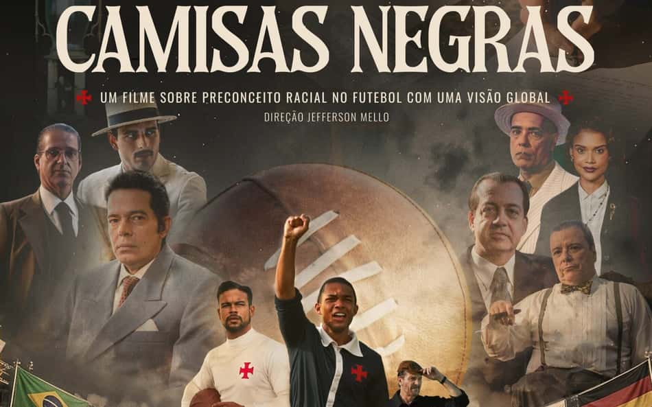 Poster do filme Camisas Negras: jogadores em campo, uniformes branco e preto, bandeiras ao fundo.