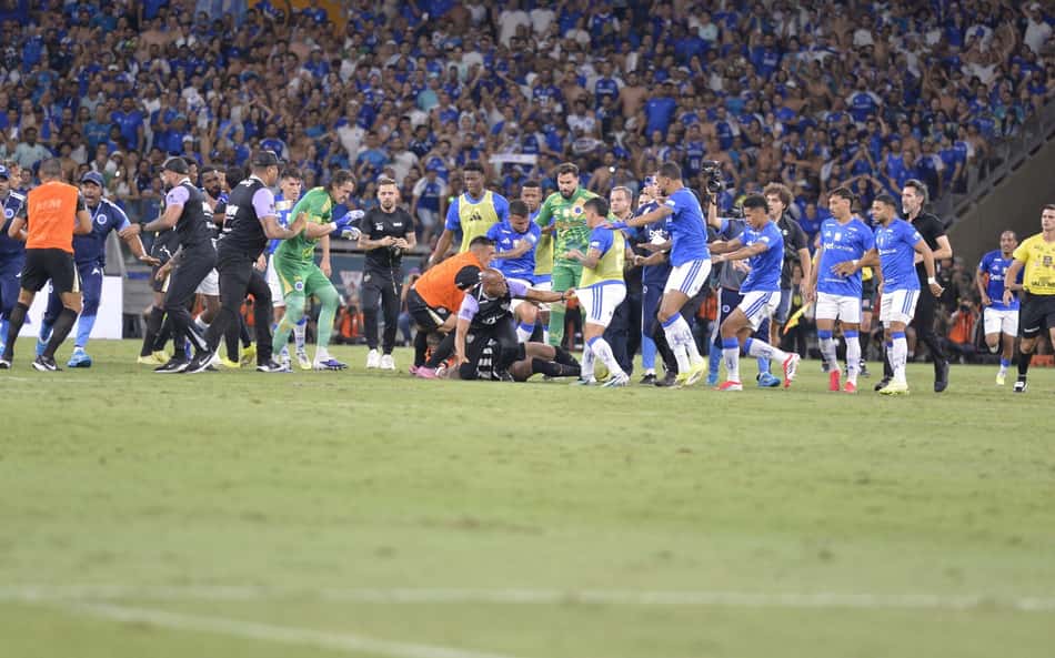 Cássio em briga no clássico