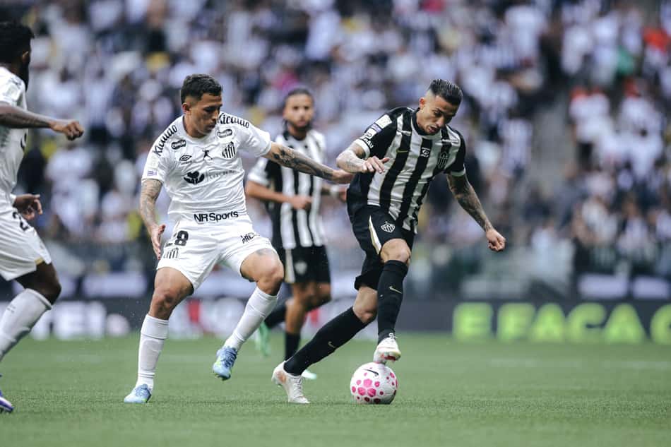 Castaño e Oliva em Galo x Santos (Foto: Pedro Souza / Atlético)