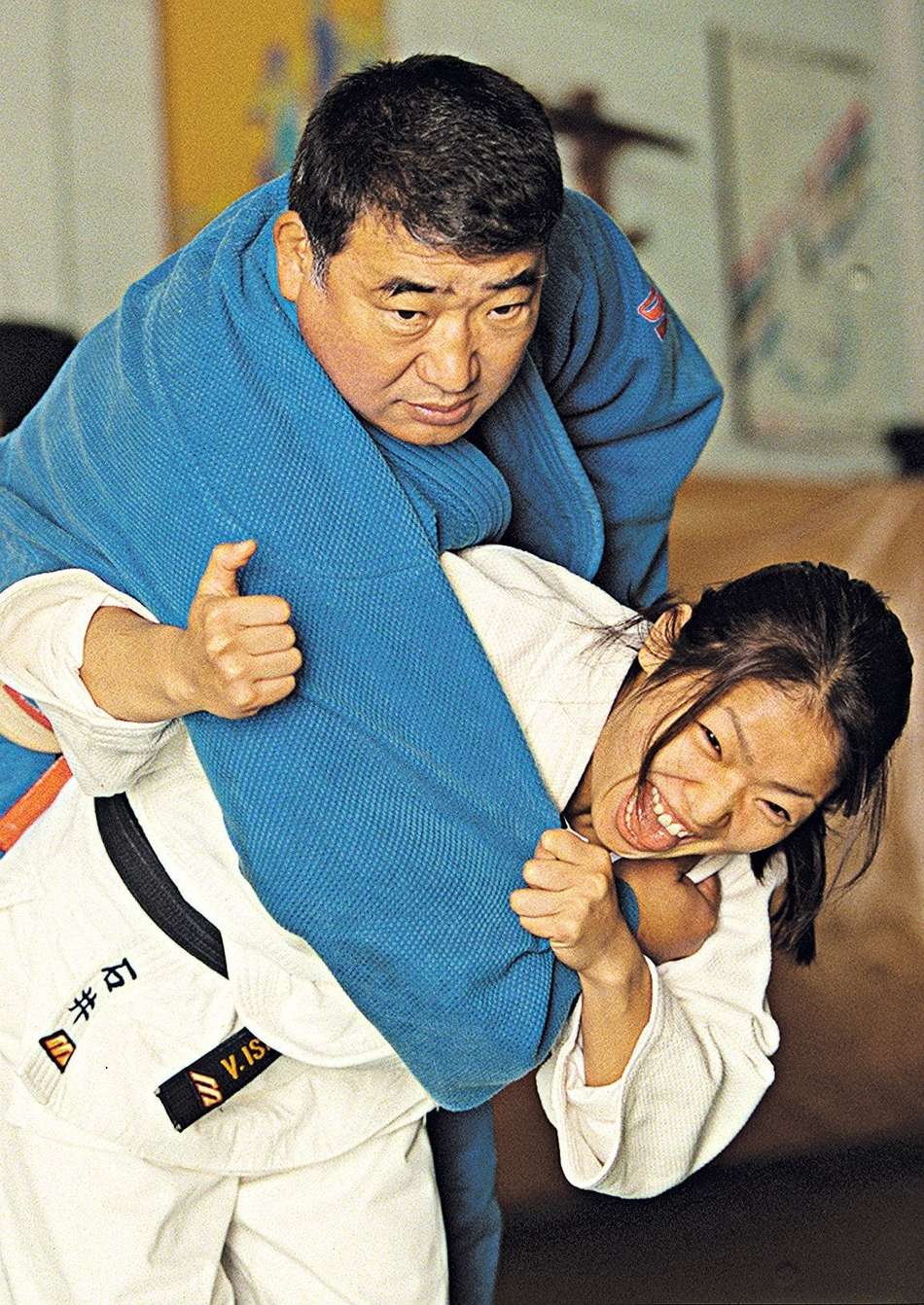 Chiaki Ishii com sua filha Vânia Ishii em treino de judô