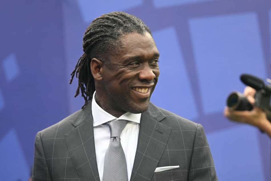 Clarence Seedorf sorrindo em imagem