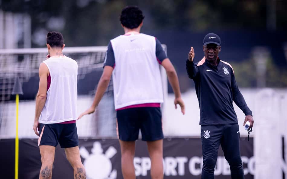 Clarence Seedorf orienta treino do Corinthians com dois jogadores