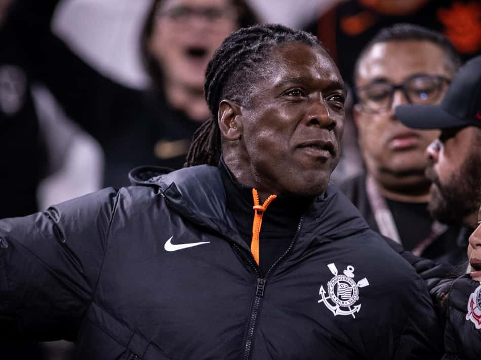 Clarence Seedorf acompanha Corinthians x Vitória das arquibancadas da Neo Química Arena