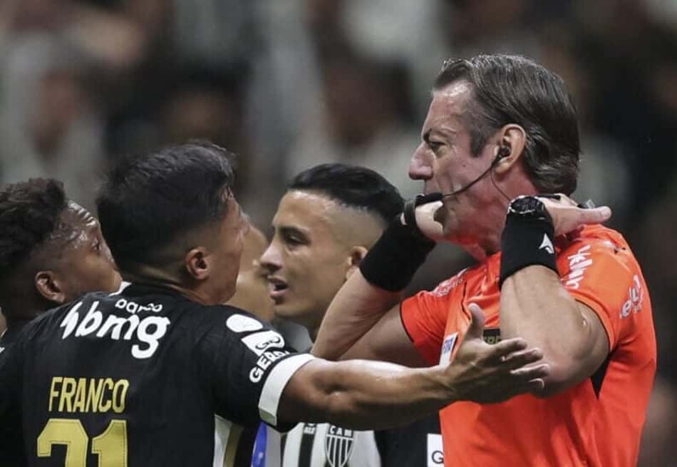 Decisão de Raphael Claus é fortemente contestada nas redes sociais por torcedores (Foto: Gilson Lobo/AGIF/Folhapress)