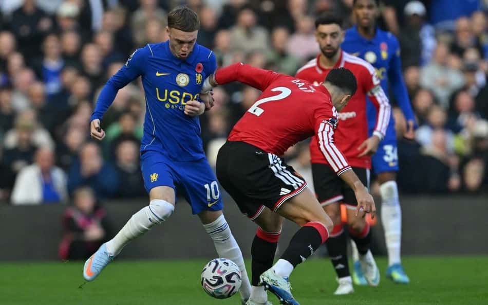 Cole Palmer disputa a bola com Diogo Dalo no duelo entre Chelsea e Manchester United