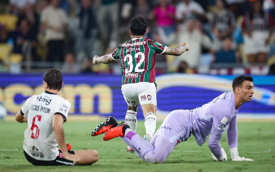 Com Lucas Piton e Léo Jardim desolados, Lucho Acosta comemora o gol da vitória do Fluminense sobre o Vasco (Foto: Marcelo Gonçalves/Fluminense)