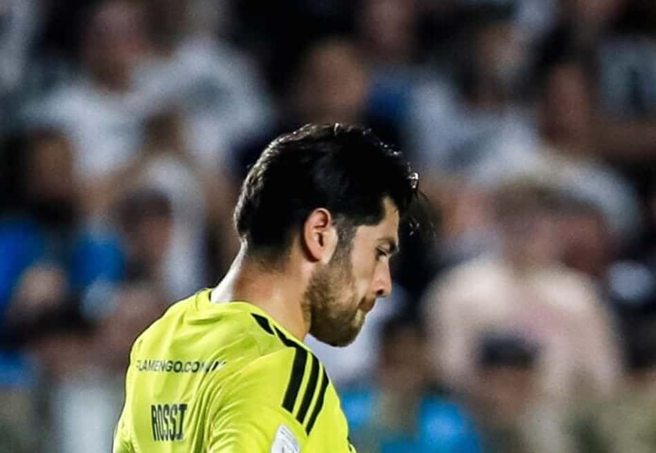 Comentarista aponta histórico de falhas de goleiro Rubro-Negro (Foto: Marco Miatelo/AGIF/Folhapress)