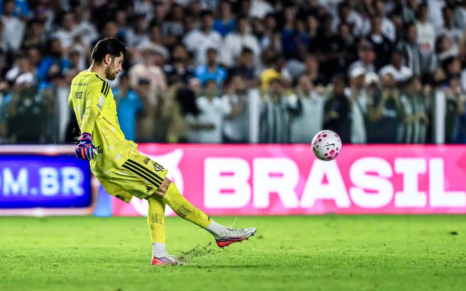 Comentarista aponta histórico de falhas de goleiro Rubro-Negro (Foto: Marco Miatelo/AGIF/Folhapress)