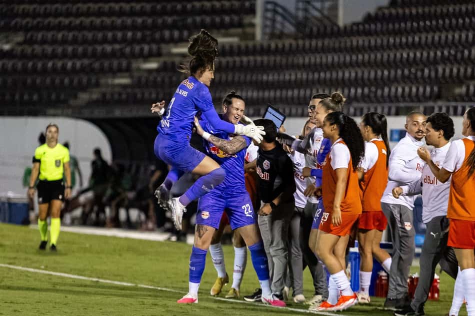 Jogadoras do Bragantino comemorando