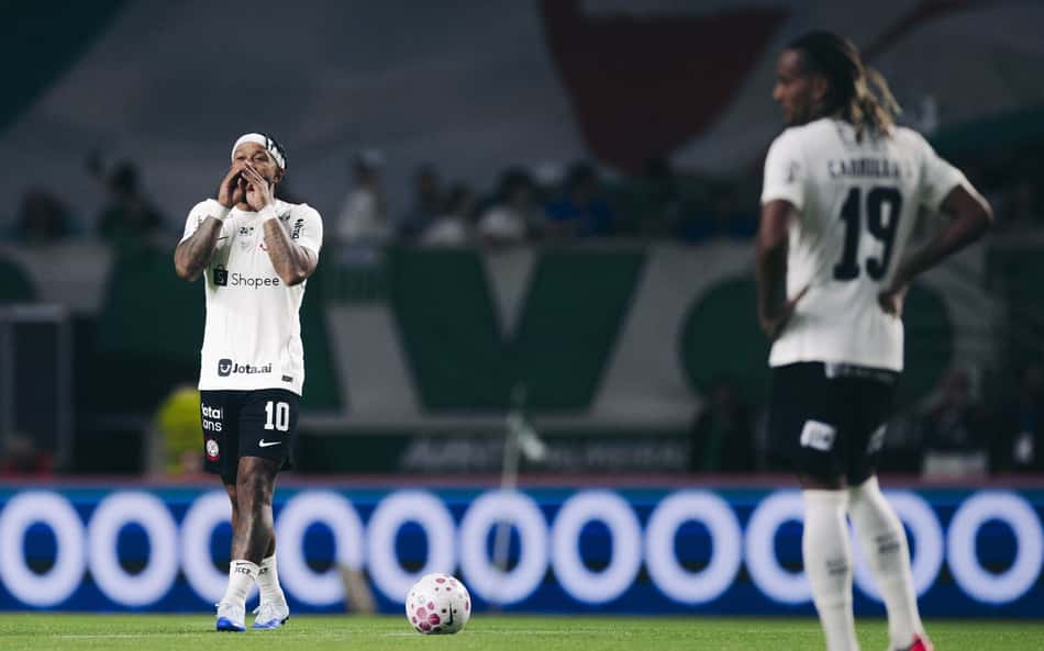 Memphis e Carrillo no clássico