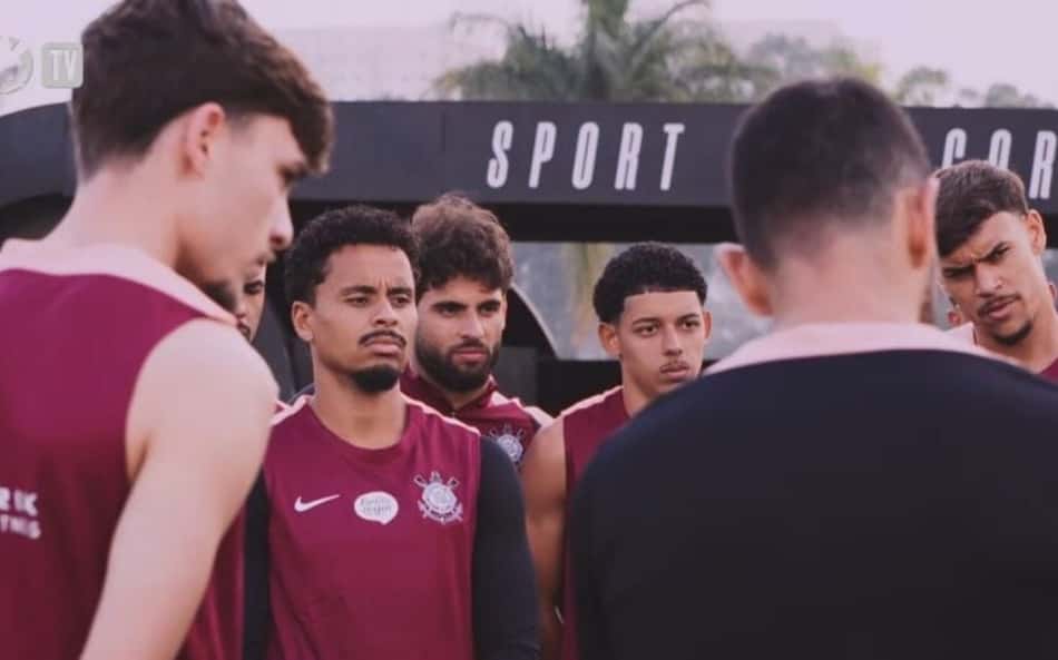 Cauã Carvalho ao lado de Yuri Alberto durante treino do Corinthians